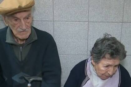 Hilda y Hugo fueron desalojados de su departamento y luego abandonados por uno de sus hijos en un restaurante