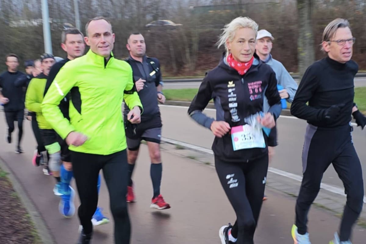 Hilde Dosogne, una mujer belga de 55 años, completó una hazaña extraordinaria en 2024 al correr un maratón diario durante los 366 días del año (IG @marathonwoman366)