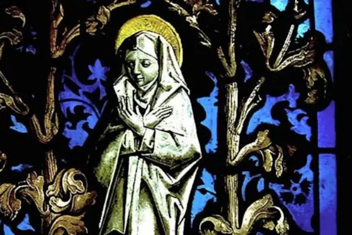 Hildegarda de Bingen, quien compaginó su rol como maestra cervecera con el de teóloga, escritora, compositora musical y botánica, entre otras habilidades, finalmente fue canonizada doce siglos después