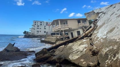 Hilera de estructuras destruidas en el barrio Córcega, en el municipio costero Rincón, Puerto Rico
