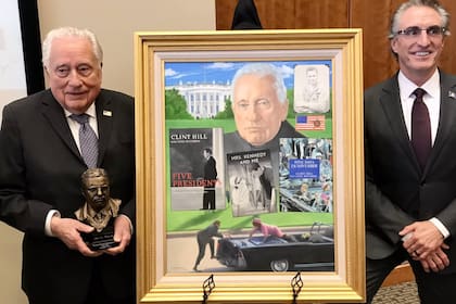 Hill (izquierda) al recibir el Premio Theodore Roosevelt Rough Rider Award en 2018