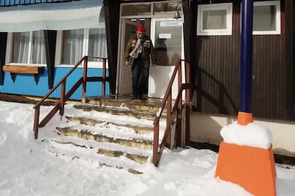 Hillar sale de votar en la escuela que junta los votos de las personas con domicilio fijado en Malvinas