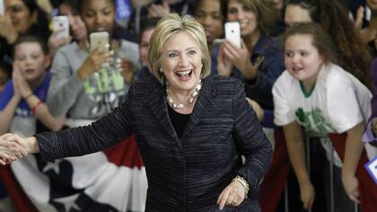 Hillary, en plena campaña, ayer en Ohio