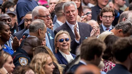 Hillary se descompuso en el homenaje por el 11-S y crecen los rumores sobre su salud