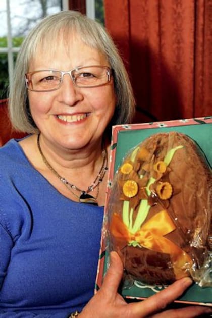 Hillion Fern con el huevo de Pascua que mantiene hasta en la actualidad