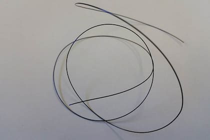 Hilo de aleación con memoria de forma (Shape Memory Alloy (SMA), en inglés)