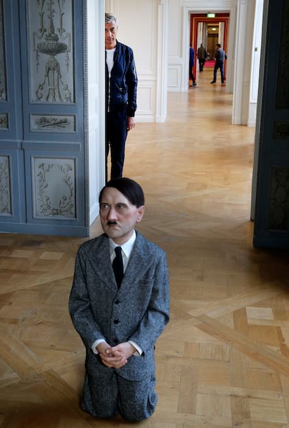 "Him" ("Él"), que representa a Hitler de rodillas en oración, es otra de las piezas en el litigio