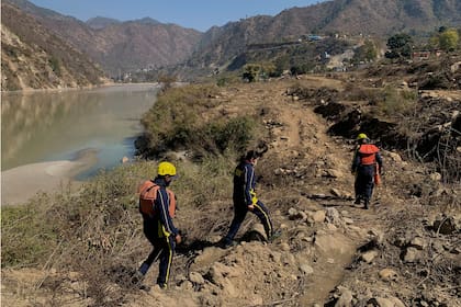 Himalaya: buscan sobrevivientes tras la ruptura de un glaciar y los muertos ya son al menos 14
