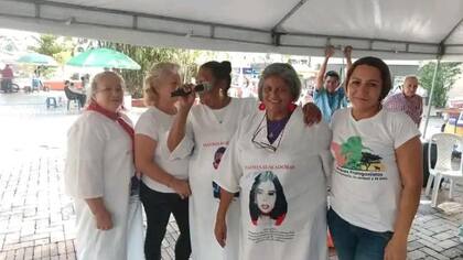 Himelda en compañía de sus amigas de las Corocoras del Llano.