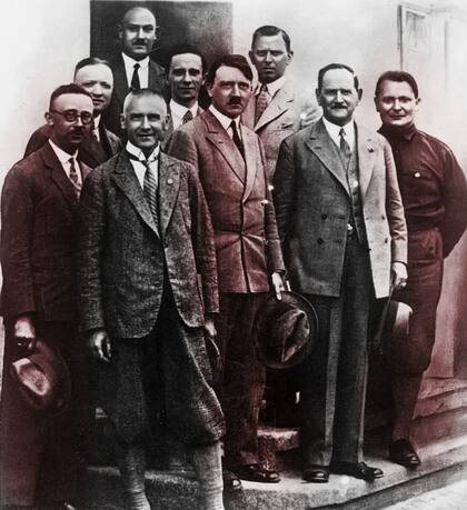Himmler (primero a la izquierda) y Göring (primero a la derecha) habían estado con Hitler (centro) desde el principio. Aquí en una foto de la dirección del Partido Nacionalsocialista Obrero Alemán o Partido Nazi en 1930