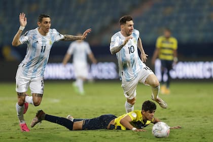 Hincapié no puede levantarse, Di María y Messi le robaron la pelota y avanzan hacia el segundo gol argentino.