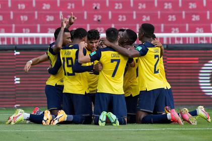 Hincapié y sus compañeros celebran el único gol de la jornada. Triunfo importante para el equipo de Gustavo Alfaro para aumentar sus chances de clasificar al Mundial Qatar 2022