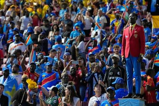 Hincha congoleño que posa como estatua viviente de Lumumba llega al Mundial