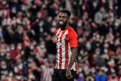 Hincha que lanzó insulto racista a Iñaki Williams en liga española evita prisión con acuerdo