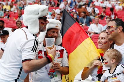 Hinchas alemanes tomando cerveza, un clásico de los Mundiales
