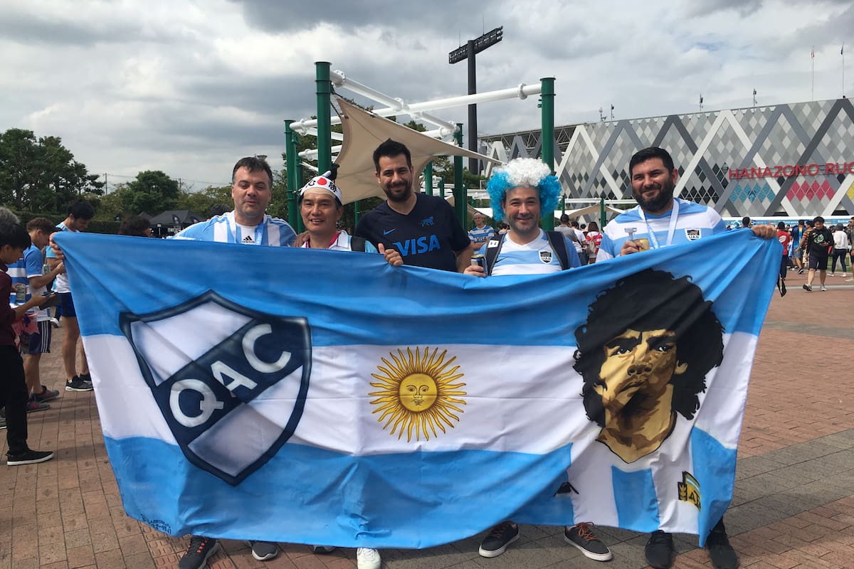 Hinchas argentinos antes de ingresar al estadio Hanazono, de Osaka.