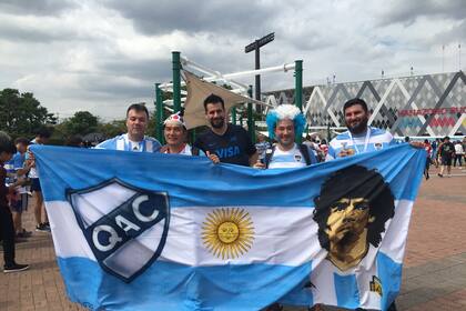 Hinchas argentinos antes de ingresar al estadio Hanazono, de Osaka.