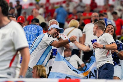 Hinchas argentinos e ingleses copan el Kansas City Stadium