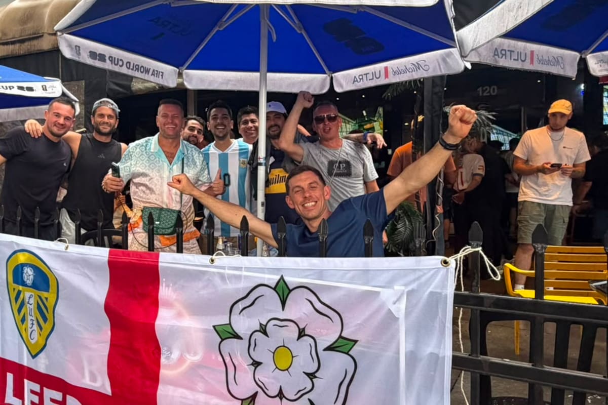 Hinchas argentinos e ingleses en la previa de la semifinal del Mundial 2026 en un bar de Atlanta