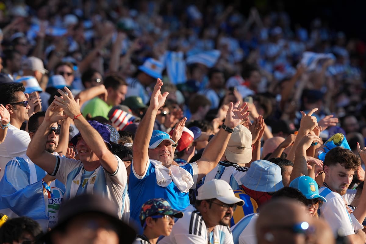 Hinchas argentinos en Argentina vs Suiza