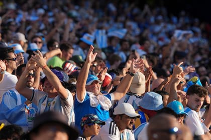 Hinchas argentinos en Argentina vs Suiza, por los cuartos de final de la copa del mundo 2026, en el estadio Arrowhead de Kansas City