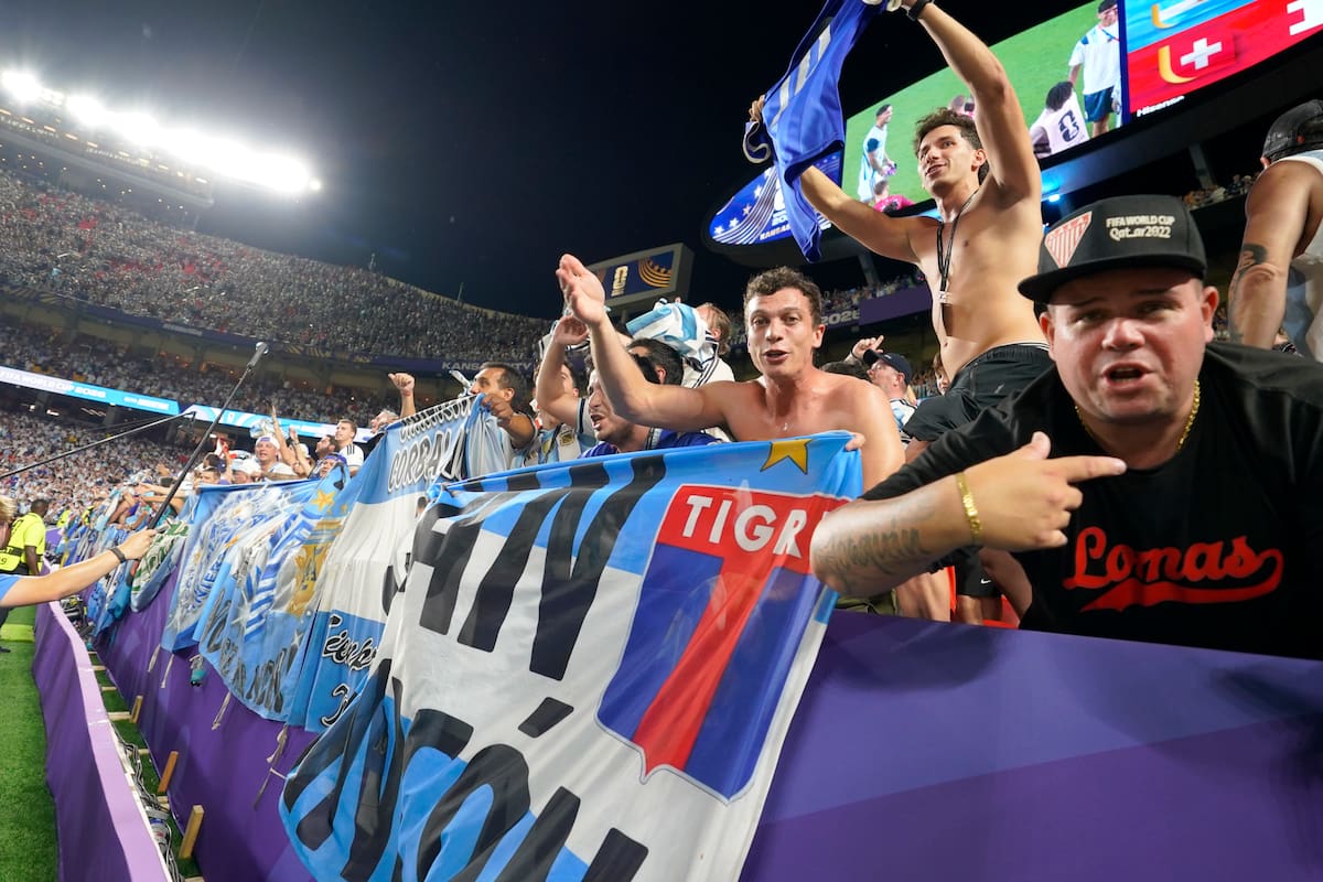 Hinchas argentinos en Argentina vs Suiza, por los cuartos de final de la copa del mundo 2026, en el estadio Arrowhead de Kansas City
\