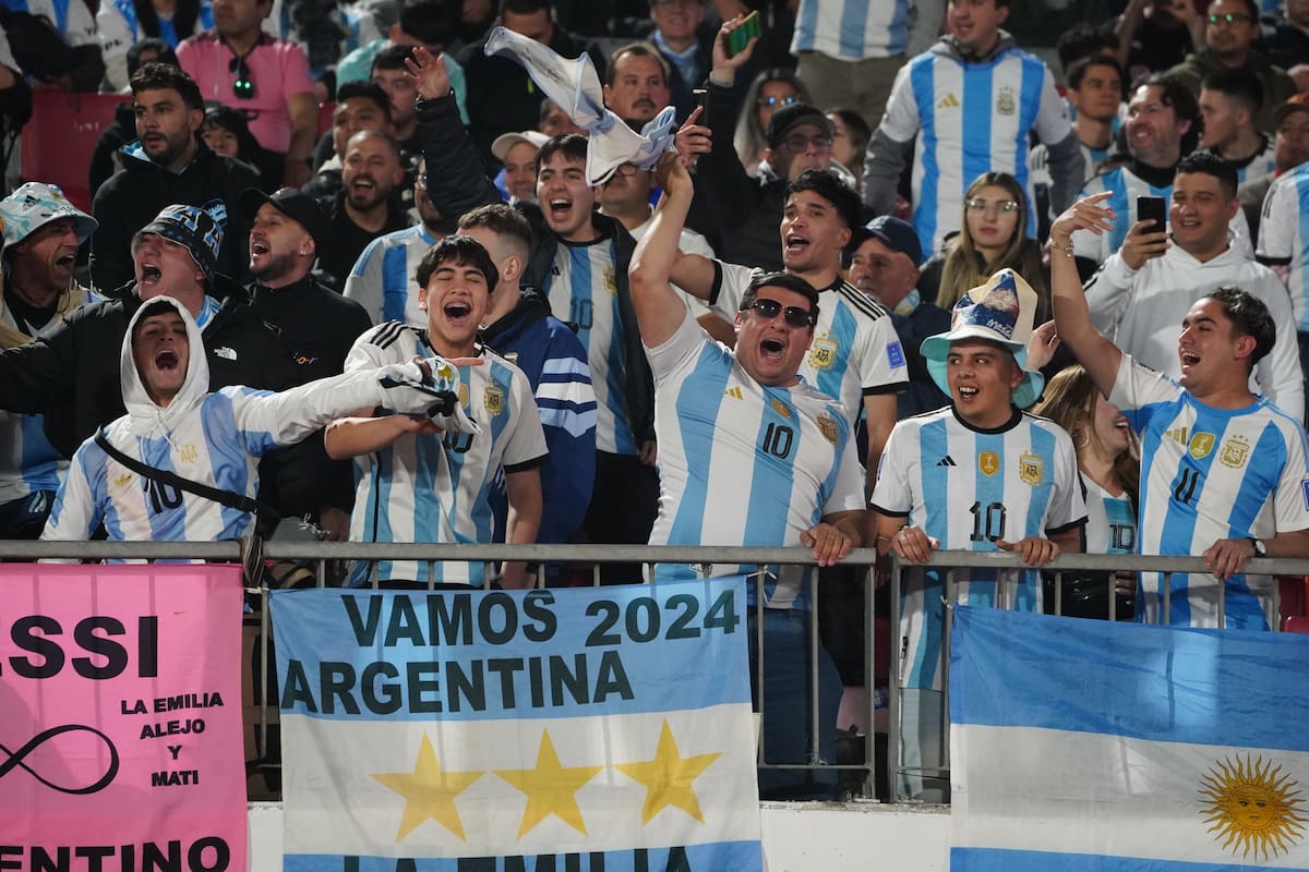 Hinchas argentinos en Chile durante la victoria de la selección mayor sobre la Roja en junio de este año; tras el episodio de Independiente vs. Universidad, la embajada albiceleste les sugiere cuidarse.