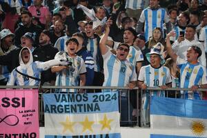 Hinchas argentinos en Chile durante la victoria de la selección mayor sobre la Roja en junio de este año; tras el episodio de Independiente vs. Universidad, la embajada albiceleste les sugiere cuidarse.