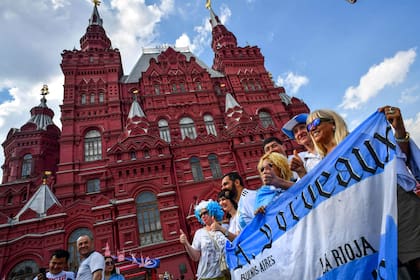 Hinchas argentinos en la Plaza Roja de Moscú