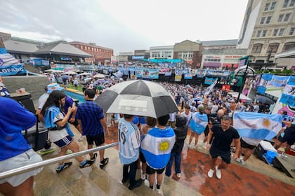 Hinchas argentinos en el banderazo y bajo la lluvia