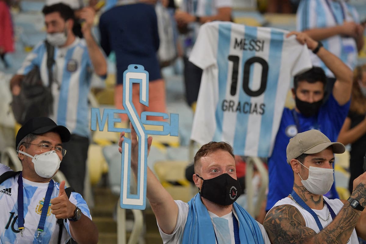 Hinchas argentinos en el Maracaná, esperando el comienzo de la final.