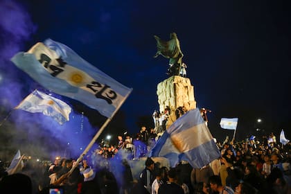 Hinchas argentinos en el monumento de San Martín en pleno centro de Mar del Plata - Mundial 2026