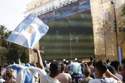 Hinchas argentinos en el partido Argentina vs Polonia en la Plaza Francisco Seeber en Palermo