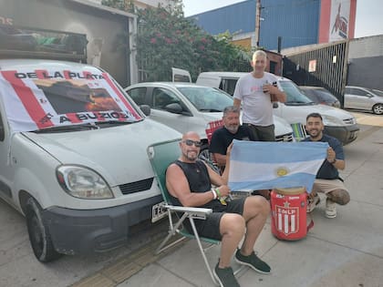 Hinchas argentinos en las afueras del circuito