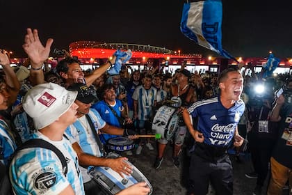 Hinchas argentinos festejando en Qatar