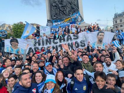 Hinchas Argentinos hicieron una colecta para comprar la bandera de 10 metros con las imágenes de Maradona y Messi y los bombos