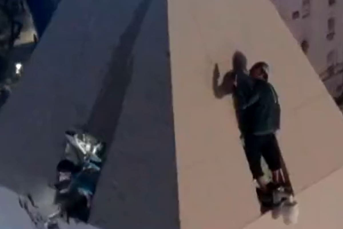 Hinchas argentinos ingresaron al Obelisco y un fanático se trepó a la punta del monumento