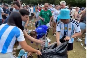 Hinchas argentinos juntaron basura y limpiaron las calles de Dallas tras el banderazo