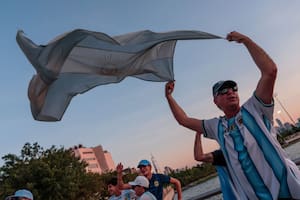 La selección argentina enfrenta a Inglaterra en busca del pase a la final