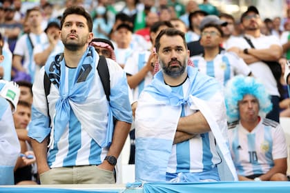 Hinchas argentinos tras la derrota contra Arabia Saudita