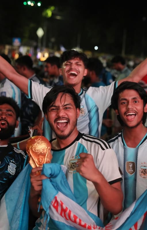 Hinchas bangladesíes con camisetas argentinas festejan tras un partido de la selección en el Mundial 2026