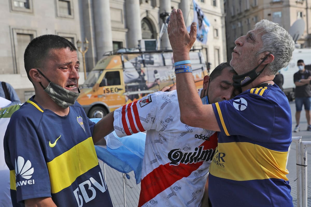 Hinchas Boca River abrazo velatorio Maradona