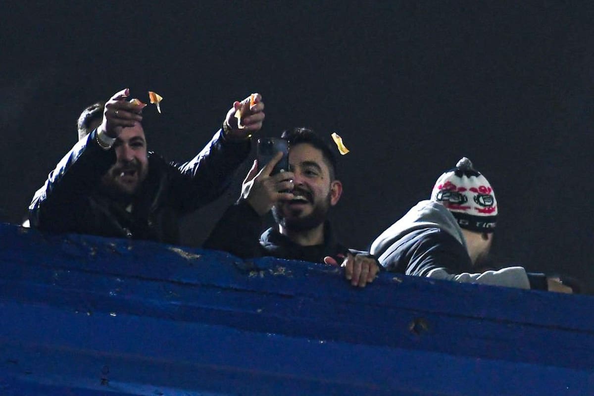 Hinchas brasileños rompiendo billetes de $1000 para usar como papelitos... Hay imágenes que lo dicen todo