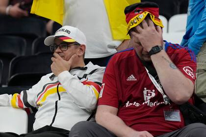 Hinchas de Alemania tras el partido contra Costa Rica por el Grupo E del Mundial, el jueves 1 de diciembre de 2022, en Jor, Qatar. Alemania quedó eliminada del torneo. (AP Foto/Martin Meissner)