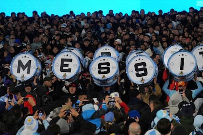 Hinchas de Argentina sostienen bombos con el apellido de Lionel Messi en un partido por las eliminatorias para el Mundial de 2026, torneo para el que el precio de las entradas está en discusión.