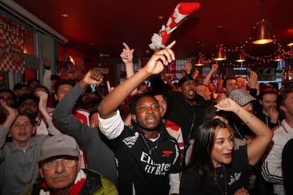 Hinchas de Arsenal celebran mientras observan desde un pub el partido entre Bournemouth y Manchester City por la Liga Premier inglesa