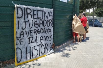 Hinchas de Barcelona pegan carteles con críticas para jugadores y dirigentes; el plantel regresó hoy luego de la paliza de ayer en Lisboa.