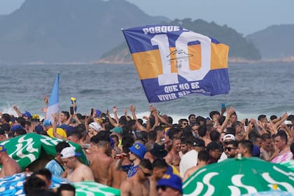 Hinchas de Boca en el banderazo en la playa de Copacabana
