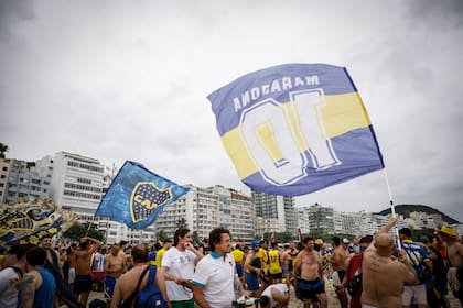 Hinchas de Boca en las playas de Copacabana, ya palpitan la final de la Copa Libertadores ante Fluminense, que se disputará este sábado en Río de Janiero