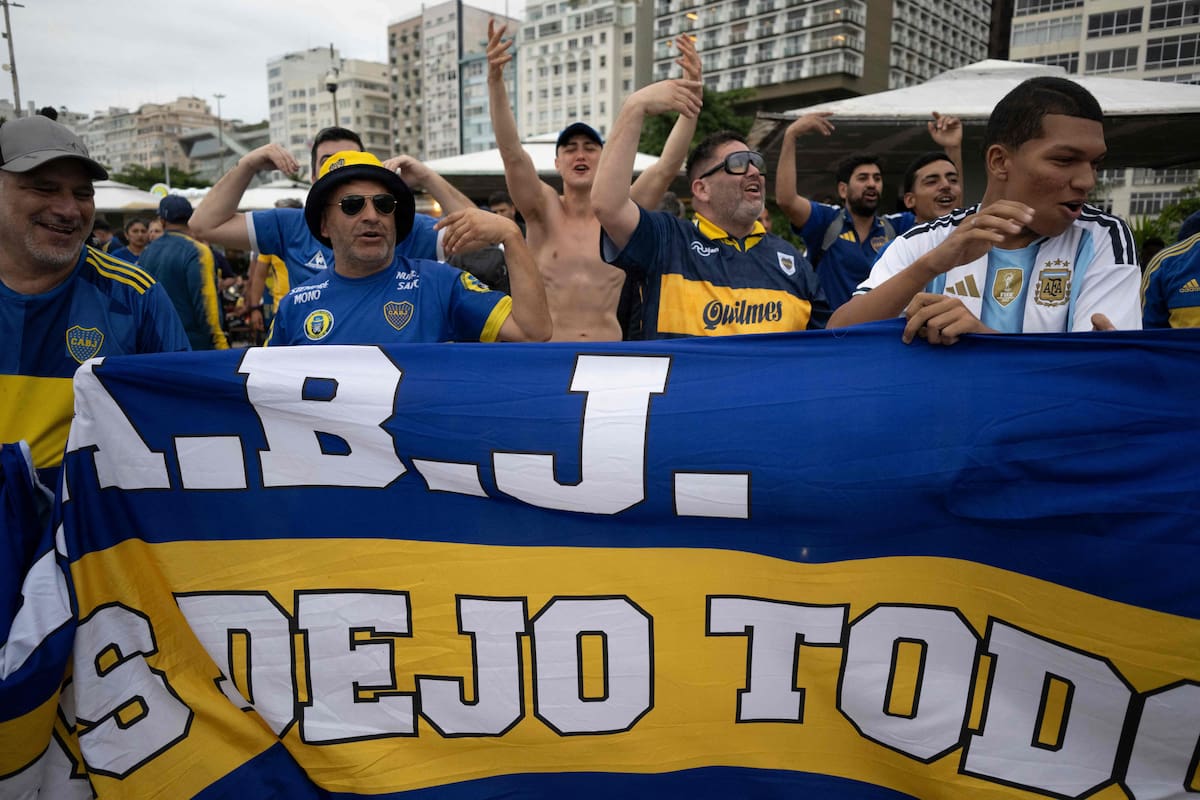 Hinchas de Boca realizaron un banderazo en las playas de Copacabana